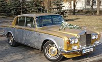 Stylowy z�oty Rolls Royce Shadow z bia�ymi sk�rami