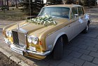 Stylowy z�oty Rolls Royce Shadow z bia�ymi sk�rami