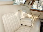 Stylowy z�oty Rolls Royce Shadow z bia�ymi sk�rami