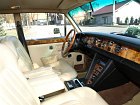 Stylowy z�oty Rolls Royce Shadow z bia�ymi sk�rami