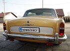 Stylowy z�oty Rolls Royce Shadow z bia�ymi sk�rami
